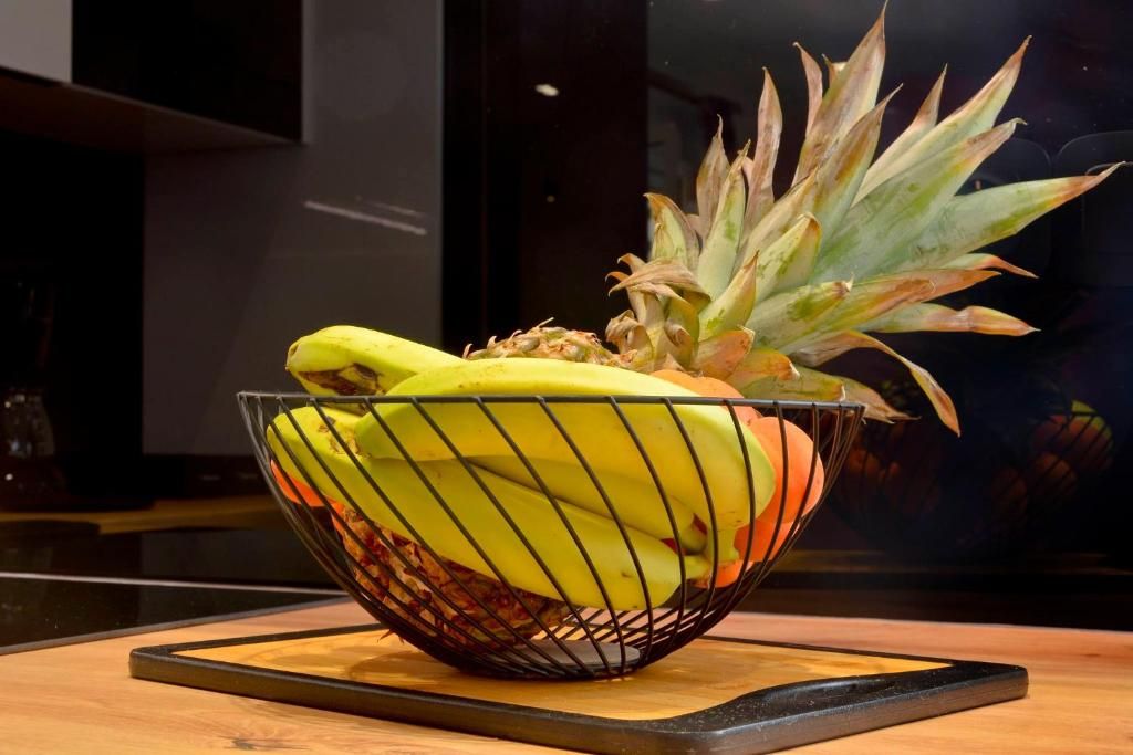 Fruit bowl on the kitchen worktop
