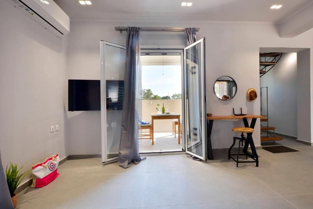 Upper-floor room with TV, air conditioning and doors to the balcony